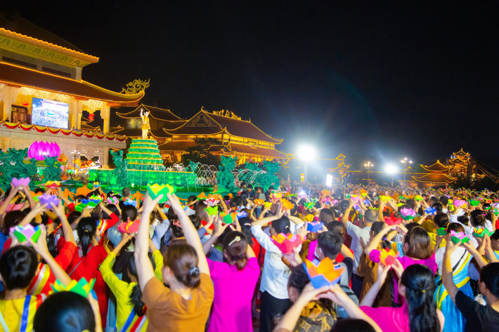 Khung cảnh náo nhiệt, sôi động tại sân Chính điện chùa Ba Vàng trong đêm văn nghệ Đại lễ Phật đản chùa Ba Vàng 2023 - Những dấu ấn còn đọng lại mãi -0