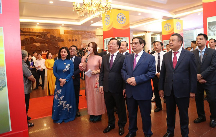 Thủ tướng Chính phủ Phạm Minh Chính và lãnh đạo thành phố Hà Nội tham quan triển lãm tại hội nghị. Ảnh: V.T Biểu dương điển hình tiên tiến, người tốt - việc tốt, vinh danh “Công dân Thủ đô ưu tú” năm 2023 -0