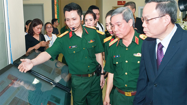 Nhân viên Thư viện Quân đội giới thiệu về nguồn tài nguyên thông tin số trên mạng quân sự và internet. Nguồn: qdnd.vn Liên thông thư viện trong Quân đội -0