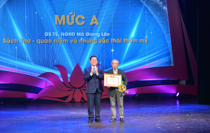 Trao tặng thưởng các tác phẩm lý luận, phê bình văn học, nghệ thuật xuất bản năm 2022 ảnh 3 Trưởng Ban Tuyên giáo Trung ương Nguyễn Trọng Nghĩa trao tặng thưởng mức A cho GS.TS, Nhà giáo nhân dân Mã Giang Lân với tác phẩm “Thơ – quan niệm và những sắc thái thẩm mỹ”