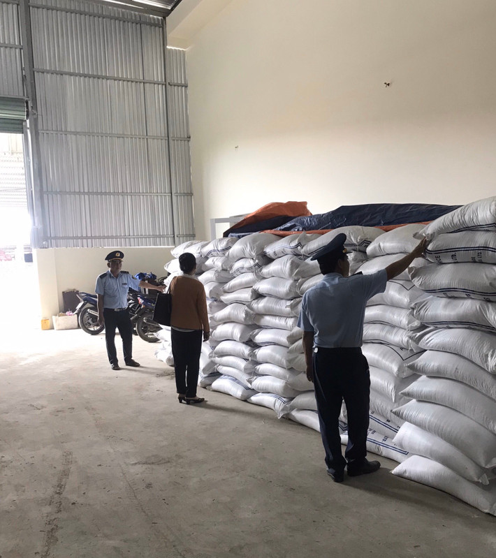 Lực lượng chức năng đang kiểm tra tại hộ kinh doanh bà T.T.P Bến Tre: Tạm giữ gần 30 tấn gạo Ấn Độ có dấu hiệu nhập lậu -0