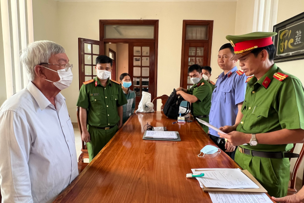 Bị can Lê Viết Hưng (áo trắng ngoài cùng bên trái), nguyên Giám đốc Sở TN-MT tỉnh Đồng Nai Đồng Nai truy tố 12 cán bộ tiếp tay doanh nghiệp bán đất công -0