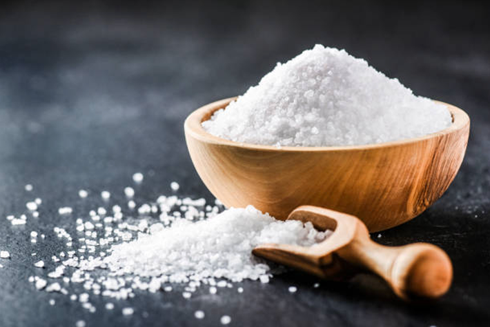 Người trưởng thành và trẻ em từ 12 tuổi trở lên chỉ nên ăn dưới 5g muối/ngày (Ảnh: iStock) 3 nguyên tắc giúp giảm lượng muối tiêu thụ mỗi ngày để bảo vệ sức khỏe -0