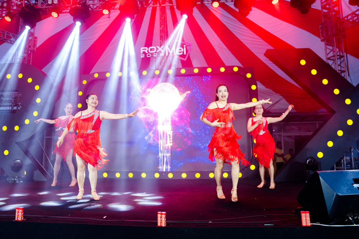Tiết mục của CLB ROXydance ra đời từ phong trào rèn luyện sức khỏe trong tập đoàn biểu diễn tiết mục mở màn Điểm chạm cảm xúc trong hoạt động văn hóa doanh nghiệp -0