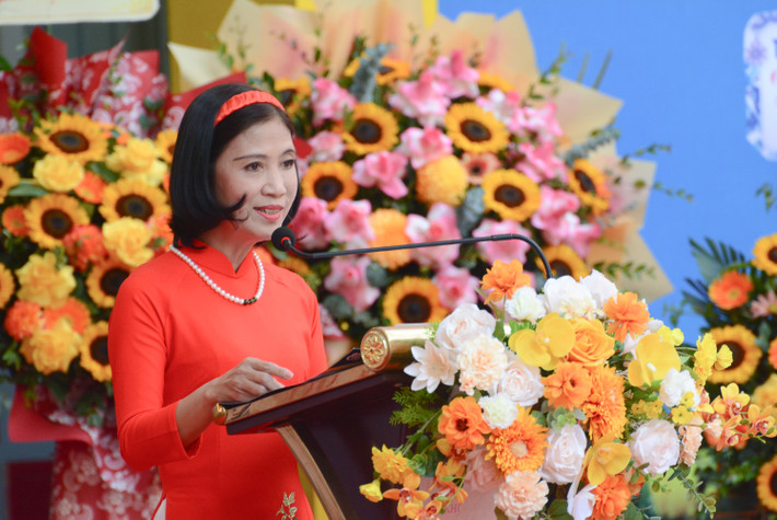 Cô Hứa Thị Thu Huyền, Hiệu trưởng Trường Tiểu học Vũ Xuân Thiều phát biểu tại buổi lễ (Ảnh: Quốc Việt) Trường Tiểu học Vũ Xuân Thiều đón nhận bằng khen của UBND TP. Hà Nội -0
