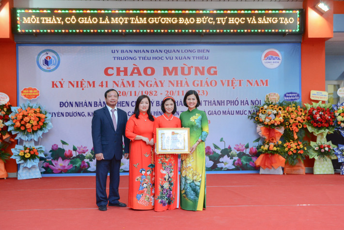 Ủy viên Ban Thường vụ quận ủy, Phó Chủ tịch UBND Quận Long Biên Đinh Thị Thu Hương đại diện trao tặng Bằng khen của Chủ tịch UBND TP. Hà Nội cho Ban giám hiệu Trường Tiểu học Vũ Xuân Thiều (Ảnh: Quốc Việt) Trường Tiểu học Vũ Xuân Thiều đón nhận bằng khen của UBND TP. Hà Nội -0