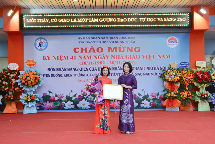 Bà Đào Thị Hoa, Trưởng phòng GD-ĐT quận Long Biên đại diện trao tặng Bằng khen của Bộ GD-ĐT cho cô giáo Hứa Thị Thu Huyền, Hiệu trưởng Trường Tiểu học Vũ Xuân Thiều (Ảnh: Quốc Việt) Trường Tiểu học Vũ Xuân Thiều đón nhận bằng khen của UBND TP. Hà Nội -0