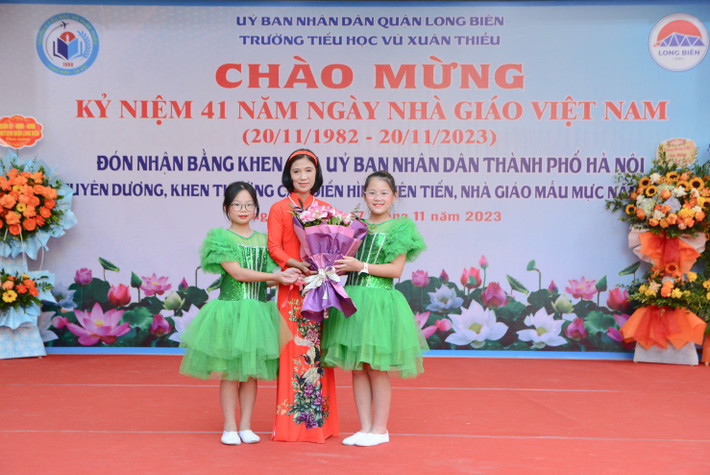 Học sinh Trường Tiểu học Vũ Xuân Thiều tặng hoa tri ân cô Hứa Thị Thu Huyền, Hiệu trưởng nhà trường (Ảnh: Quốc Việt) Trường Tiểu học Vũ Xuân Thiều đón nhận bằng khen của UBND TP. Hà Nội -0