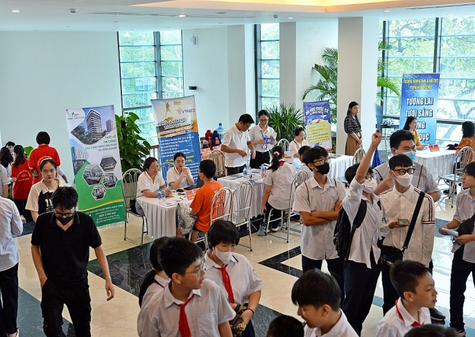 Phiên giao dịch việc làm và tư vấn nghề nghiệp quận Ngô Quyền năm 2023 thu hút trên 1.500 người tham gia. Nguồn: ITN Hơn 15000 lao động tham gia phiên giao dịch việc làm -0