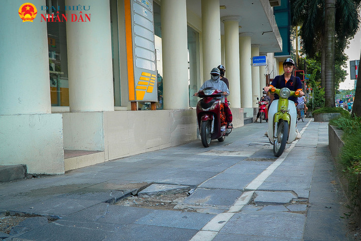 Đoạn vỉa hè trước cửa bưu điện hà Đông được lát đá "độ bền 70 năm" cũng đang bị hư hỏng, nứt vỡ Hàng loạt vỉa hè lát đá “độ bền 70 năm” tại nhiều tuyến phố Hà Nội xuống cấp nghiêm trọng -0