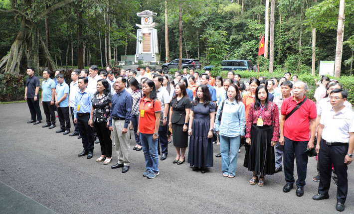 Đoàn đại biểu dự Hội nghị cộng tác viên toàn quốc Báo Đại biểu Nhân dân khảo sát thực tế tại Nhà máy thủy điện Trị An và Khu ủy miền Đông Nam bộ -0