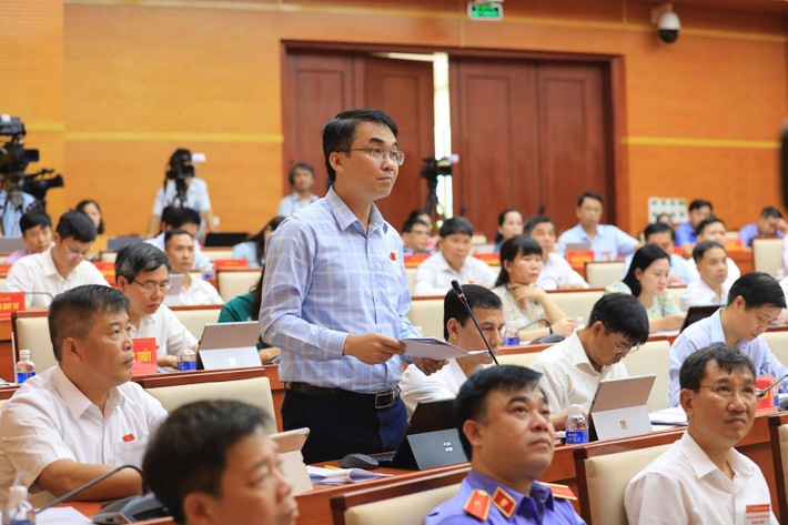 Quyết liệt giảm nợ thuế, tăng thu ngân sách ảnh 1 Đại biểu chất vấn tại kỳ họp. Ảnh Trọng Đạt