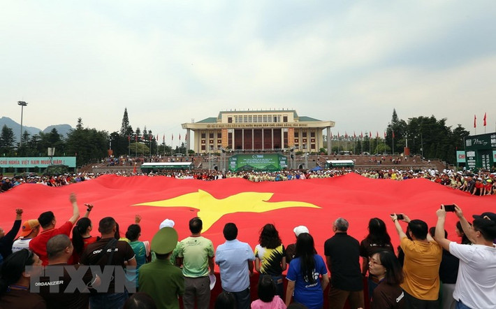 Ban tổ chức cùng các vận động viên tham dự Giải và người dân Lai Châu trên Quảng trường Nhân dân tỉnh Lai Châu thể hiện tình đoàn kết của 54 dân tộc anh em sống trên đất nước. (Ảnh: Quý Trung/TTXVN) Lễ thượng cờ Tổ quốc ở giải vô định quốc gia Marathon 2023 -0