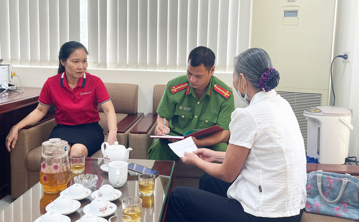 Cơ quan Công an và Agribank Lâm Thao vận động, thuyết phục bà L trình báo sự việc về đối tượng giả danh, lừa đảo Ngăn chặn tội phạm, Agribank hỗ trợ bảo vệ hơn 12 tỷ đồng cho khách hàng -0