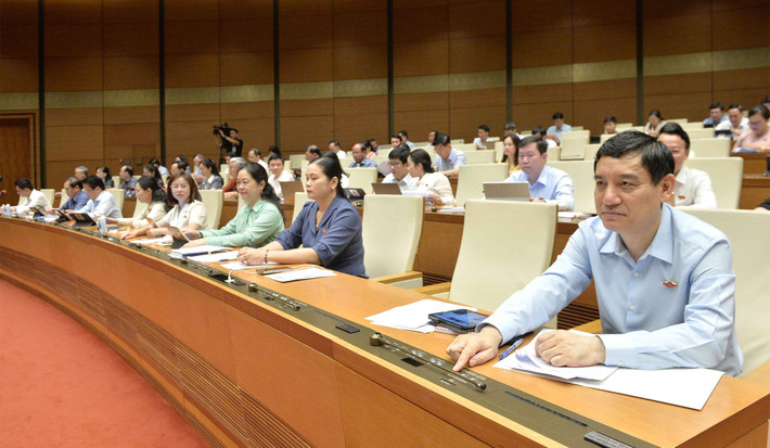 Các đại biểu bấm nút thông qua Nghị quyết về việc thành lập Đoàn giám sát chuyên đề của Quốc hội năm 2025. Ảnh: Hồ Long Quốc hội thông qua Nghị quyết về thành lập Đoàn giám sát năm 2025 -0