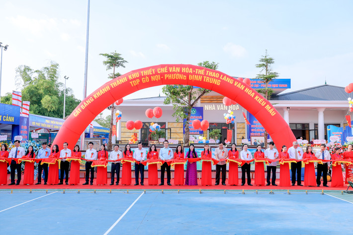 Lãnh đạo tỉnh cắt băng khánh thành Khu thiết chế văn hóa, thể thao Làng văn hóa kiểu mẫu Gò Nọi, xã Định Trung, thành phố Vĩnh Yên Ảnh: Khánh Linh Thành phố Vĩnh Yên nỗ lực giữ vững đà tăng trưởng -0