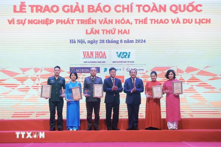 Bộ trưởng Bộ Văn hóa, Thể thao và Du lịch Nguyễn Văn Hùng trao giải Nhất cho tác giả, đại diện nhóm tác giả. Nguồn: TTXVN Trao giải Khuyến khích Giải Báo chí toàn quốc Vì sự nghiệp phát triển Văn hóa, Thể thao và Du lịch 2024 -0