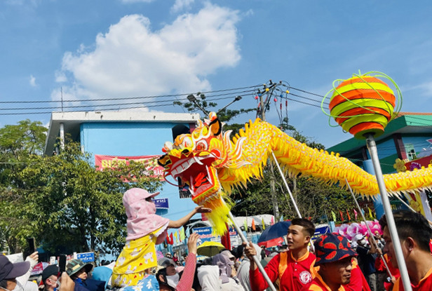 Hàng vạn người tham gia Lễ rước kiệu Bà Thiên Hậu ở Bình Dương ảnh 8 Hàng vạn người tham gia Lễ rước kiệu Bà Thiên Hậu ở Bình Dương