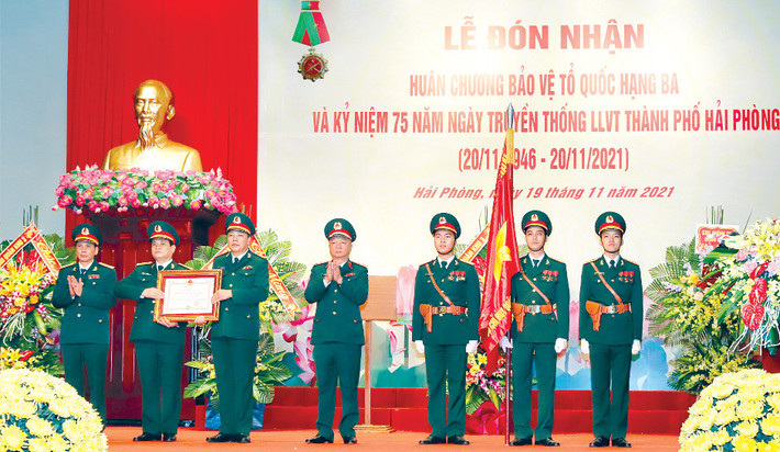 Lực lượng vũ trang thành phố Hải Phòng đón nhận Huân chương Bảo vệ Tổ quốc hạng Ba Phát huy truyền thống “Trung dũng - Quyết thắng” quyết tâm hoàn thành xuất sắc nhiệm vụ bảo vệ Tổ quốc trong tình hình mới -0