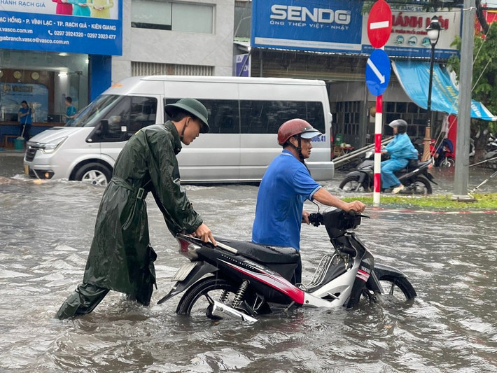 Nước ngập sâu khiến xe chết máy. (Ảnh: Phương Vũ). Nhiều tuyến đường thành phố biển Rạch Giá chìm sâu trong biển nước