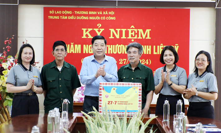 Bí thư Tỉnh ủy Bắc Giang Nguyễn Văn Gấu tặng quà tập thể Trung tâm Điều dưỡng người có công tỉnh Bắc Giang. Ảnh: ITN Bí thư Tỉnh ủy Bắc Giang Nguyễn Văn Gấu tặng quà người có công tại TP.Bắc Giang -0