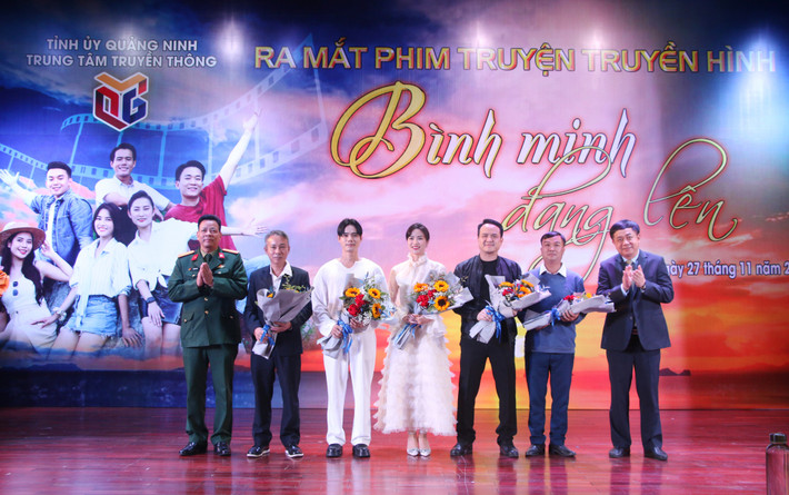 Ra mắt phim truyền hình "Bình minh đang lên". Nguồn: Báo Quảng Ninh Ra mắt phim truyện truyền hình “Bình minh đang lên” quảng bá hình ảnh Quảng Ninh -0