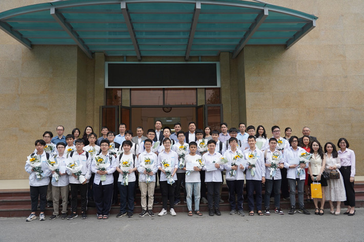 Đội tuyển tham dự kỳ thi chọn đội tuyển quốc gia thi Olympic khu vực và quốc tế năm 2023 của Trường THPT chuyên Khoa học Tự nhiên cùng các thầy cô Một trường THPT có 13 học sinh góp mặt trong các đội tuyển thi Olympic quốc tế -0