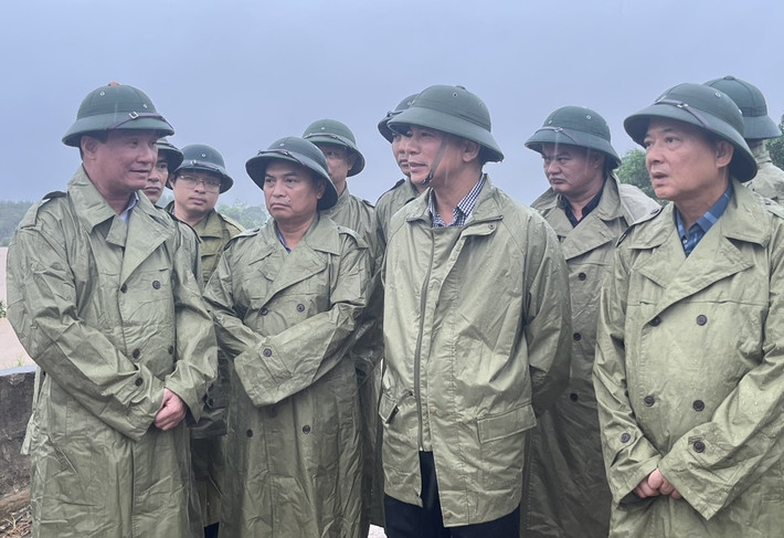 Ủy viên Trung ương Đảng, Bí thư Tỉnh ủy, Chủ tịch HĐND tỉnh Đỗ Trọng Hưng và đoàn công tác kiểm tra tình hình mưa lũ tại đập Chẩm Khê, xã Yên Thọ, Như Thanh Thanh Hóa: Mưa lớn kéo dài, nguy cơ sạt lở nghiêm trọng -0