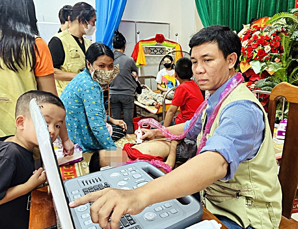 Đoàn công tác tiến hành thăm khám tại xã Hòa Phú (huyện Tây Hòa) Hàng nghìn trẻ em tỉnh Phú Yên được khám tầm soát dị tật tim bẩm sinh -0