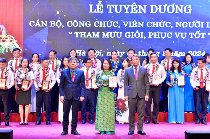 Chuyên viên chính Trung tâm Nghiên cứu pháp luật về Hành chính - Nhà nước, Viện Nghiên cứu Lập pháp thuộc Ủy ban Thường vụ Quốc hội Võ Thị Hồng Lan đã có thành tích xuất sắc, tiêu biểu trong phong trào thi đua “Tham mưu giỏi, phục vụ tốt” Chuyên viên chính Trung tâm Nghiên cứu pháp luật về Hành chính - Nhà nước, Viện Nghiên cứu Lập pháp thuộc Ủy ban Thường vụ Quốc hội Võ Thị Hồng Lan