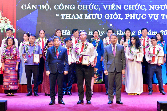 Chuyên viên chính Vụ Xã hội Lương Minh Thành đã có thành tích xuất sắc, tiêu biểu trong phong trào thi đua “Tham mưu giỏi, phục vụ tốt” Chuyên viên chính Vụ Xã hội Lương Minh Thành