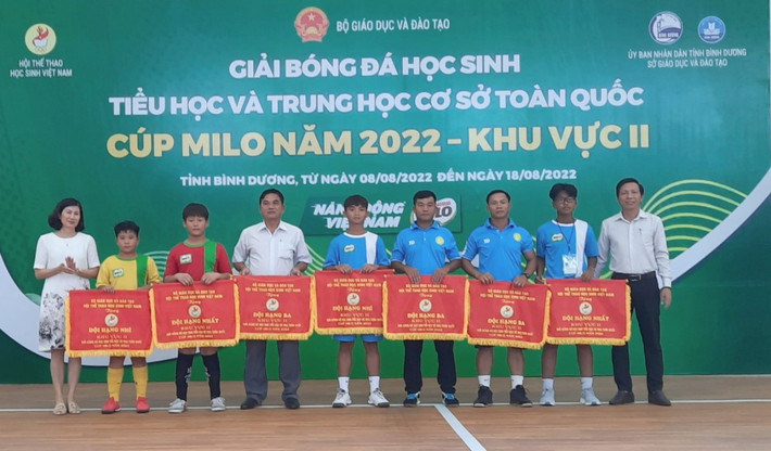 Ban Tổ chức chụp ảnh lưu niệm cùng đại diện các đội đạt thành tích tại giải Bế mạc Giải bóng đá học sinh Tiểu học và Trung học cơ sở toàn quốc Cúp Milo năm 2022-khu vực II -0