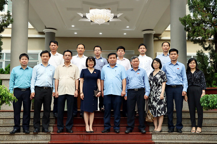 Các đại biểu chụp ảnh lưu niệm tại trụ sở HĐND, UBND huyện Lương Sơn Khảo sát việc sắp xếp các đơn vị hành chính cấp xã trên địa bàn huyện Lương Sơn, Hòa Bình -0