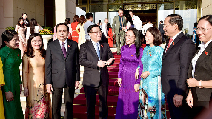 Chủ tịch Quốc hội Vương Đình Huệ; Phó Chủ tịch Thường trực Quốc hội Trần Thanh Mẫn; Phó Chủ tịch Quốc hội, Thượng tướng Trần Quang Phương với đại biểu. Ảnh: Lâm Hiển Chủ tịch Quốc hội Vương Đình Huệ: Đại biểu Quốc hội trẻ phải toàn tâm, toàn trí cho hoạt động của Quốc hội -0