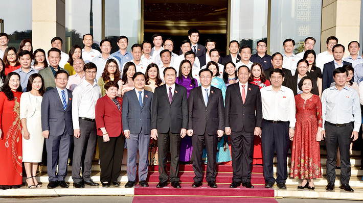 Chủ tịch Quốc hội Vương Đình Huệ; Phó Chủ tịch Thường trực Quốc hội Trần Thanh Mẫn; Phó Chủ tịch Quốc hội, Thượng tướng Trần Quang Phương chụp ảnh lưu niệm với đại biểu. Ảnh: Lâm Hiển Chủ tịch Quốc hội Vương Đình Huệ: Đại biểu Quốc hội trẻ phải toàn tâm, toàn trí cho hoạt động của Quốc hội -0