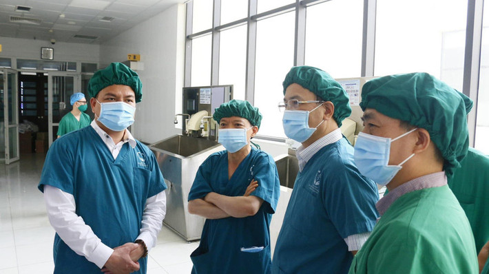 Sẵn sàng hỗ trợ từ xa, giảm tải cho bệnh viện tuyến trên ảnh 1 PGS.TS Trần Đình Thơ dẫn đầu đoàn công tác khảo sát thực tế tại các khoa, phòng thuộc Bệnh viện Đa khoa tỉnh Bắc Giang. Ảnh: Vân Huyền