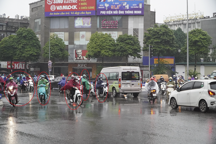 Thay vì đi đúng theo biển chỉ dẫn, nhiều phương tiện đi ngược chiều qua ngã tư. Hà Nội: Hàng nghìn xe máy vi phạm giao thông đi ngược chiều trên đường Nguyễn Trãi -0