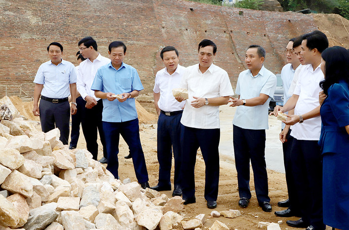 Chú trọng quy hoạch, hạn chế khai thác khoáng sản trái phép ảnh 1 Đoàn giám sát kiểm tra thực địa tại cơ sở khai thác đá làm vật liệu xây dựng tại xã Thạch Khoán, huyện Thanh Sơn - Ảnh Lệ Oanh