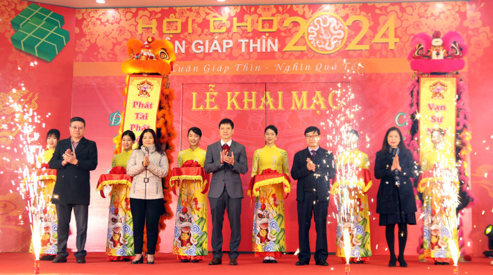 Hà Nội: Khai mạc Hội chợ Xuân Giáp Thìn 2024 ảnh 2 Khai mạc Hội chợ Xuân Giáp Thìn 2024 -0