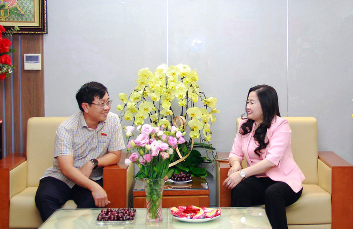 Phó Trưởng đoàn ĐBQH tỉnh Bình Thuận Nguyễn Hữu Thông và Tổng Biên tập Báo Đại biểu Nhân dân Phạm Thị Thanh Huyền. Ảnh: Khánh Duy Đại diện Ủy ban Kinh tế và các cơ quan, địa phương thăm và chúc mừng Báo Đại biểu Nhân dân -0