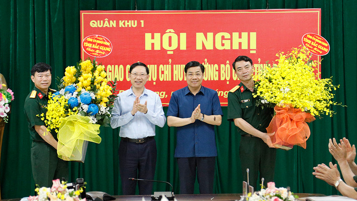 Các đồng chí lãnh đạo tỉnh Bắc Giang tặng hoa chúc mừng Đại tá Lê Văn Thắng và Đại tá Phạm Văn Tạo (Ảnh: Báo Bắc Giang). Đại tá Phạm Văn Tạo giữ chức Chỉ huy trưởng Bộ CHQS tỉnh Bắc Giang -0