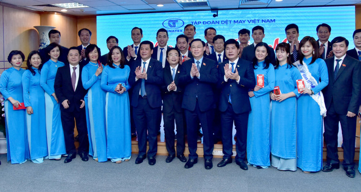 Chủ tịch Quốc hội Vương Đình Huệ với tập thể lãnh đạo, cán bộ, nhân viên Tập đoàn Dệt may Việt Nam Ảnh: Lâm Hiển Chủ tịch Quốc hội Vương Đình Huệ với tập thể lãnh đạo, cán bộ, nhân viên Tập đoàn Dệt may Việt Nam Ảnh: Lâm Hiển