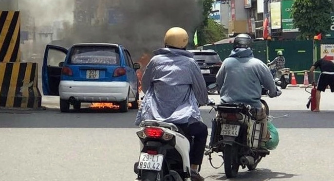 Vụ việc được người dân đi đường ghi lại hình ảnh Ô tô bốc cháy giữa ngã tư Nguyễn Trãi - Nguyễn Xiển -0