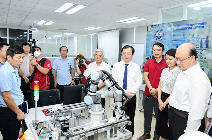 Sửa đổi để theo kịp xu hướng chung của thế giới ảnh 2 Bộ trưởng Bộ Khoa học và Công nghệ Huỳnh Thành Đạt tham quan Phòng thí nghiệm Nhà máy số Đại học Bách khoa Hà Nội