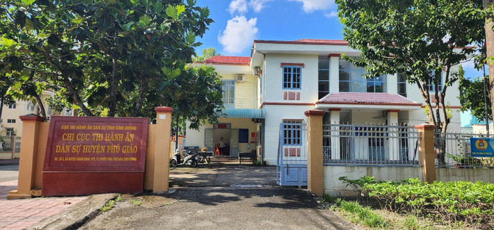 Chi cục THADS huyện Phú Giáo Vụ biệt thự khang trang và gần 3.000m2 đất chuyển nhượng 200 triệu đồng: Sở Tư pháp thụ lý đơn tố cáo Công ty đấu giá