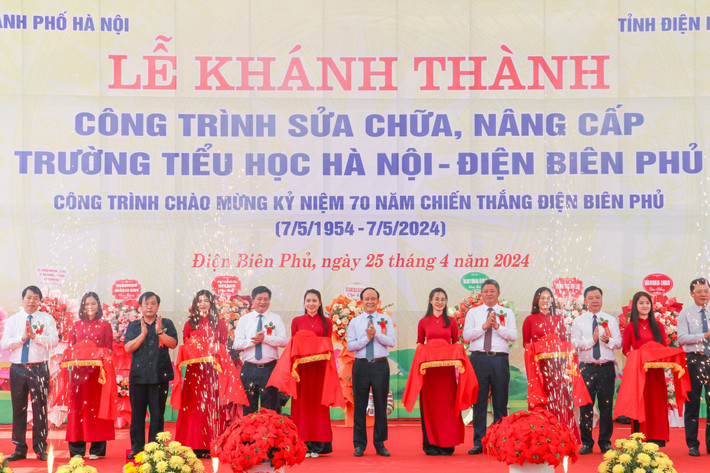 Các đại biểu cắt băng khánh thành công trình sửa chữa, nâng cấp Trường Tiểu học Hà Nội - Điện Biên Phủ eb42a7d1633ecd60942f.jpg -3