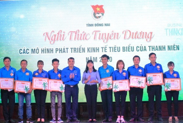 Tỉnh đoàn Đồng Nai trao tặng bằng khen cho tập thể và cá nhân điển hình xuất sắc trong xây dựng nông thôn mới trên lĩnh vực sản xuất kinh doanh. Nguồn: ITN Tỉnh đoàn Đồng Nai trao tặng bằng khen cho tập thể và cá nhân điển hình xuất sắc trong xây dựng nông thôn mới trên lĩnh vực sản xuất kinh doanh. Nguồn: ITN