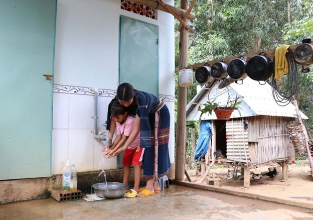 Tăng quyền tiếp cận nước sạch cho đồng bào dân tộc thiểu số ảnh 2 Nước sạch đến với người dân vùng cao - Ảnh: Hoàng Nhung
