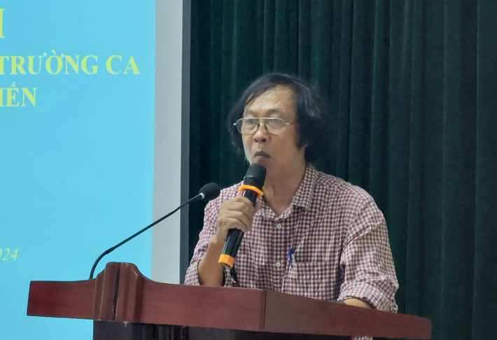 Nguyễn Việt Chiến bộc bạch về những trang thơ tại tọa đàm sáng 25.4 Nguyễn Việt Chiến - Câu thơ như cát mỗi chiều -0