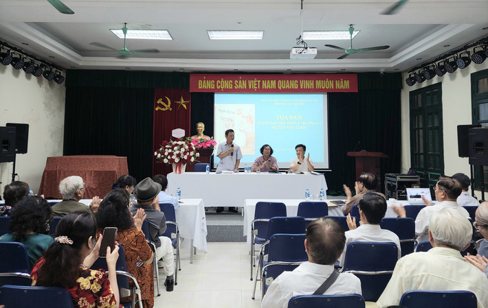 Tọa đàm ra mắt tuyển tập "Nguyễn Việt Chiến - thơ và trường ca" nhằm làm sáng rõ phong cách thi pháp, tư tưởng nghệ thuật thơ ca Nguyễn Việt Chiến Nguyễn Việt Chiến - Câu thơ như cát mỗi chiều -0